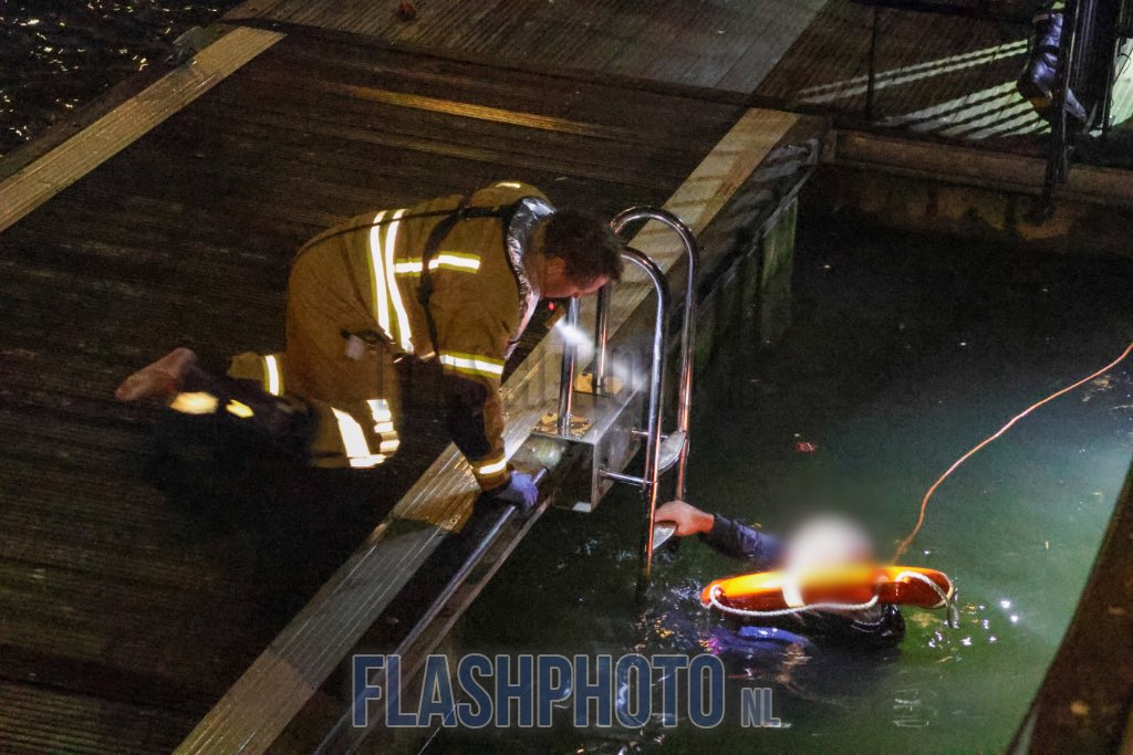 Man valt tussen schip en wal en wordt gered door hulpdiensten