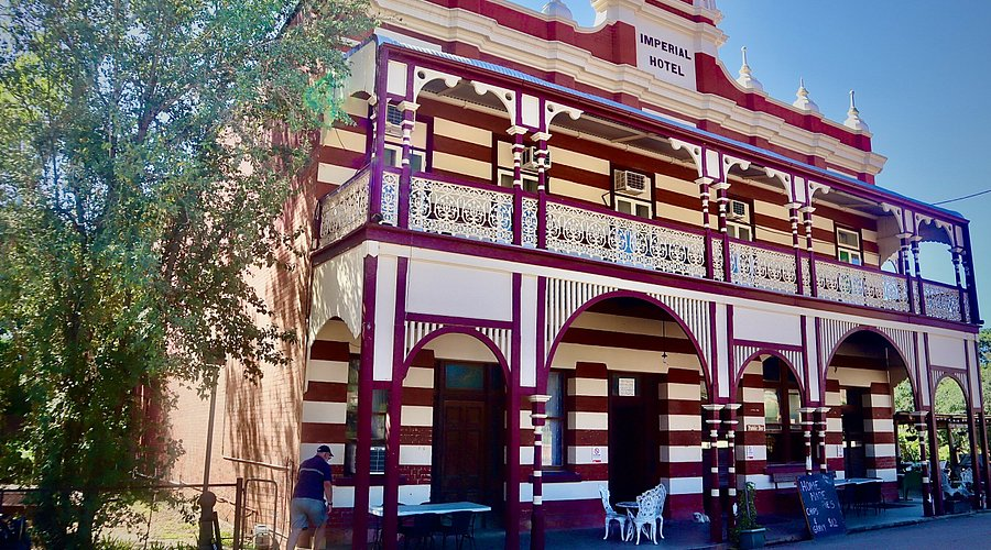 CandaceWha19111's tweet photo. The Imperial Hotel, Ravenswood QLD https://t.co/xoVjBVUPOf