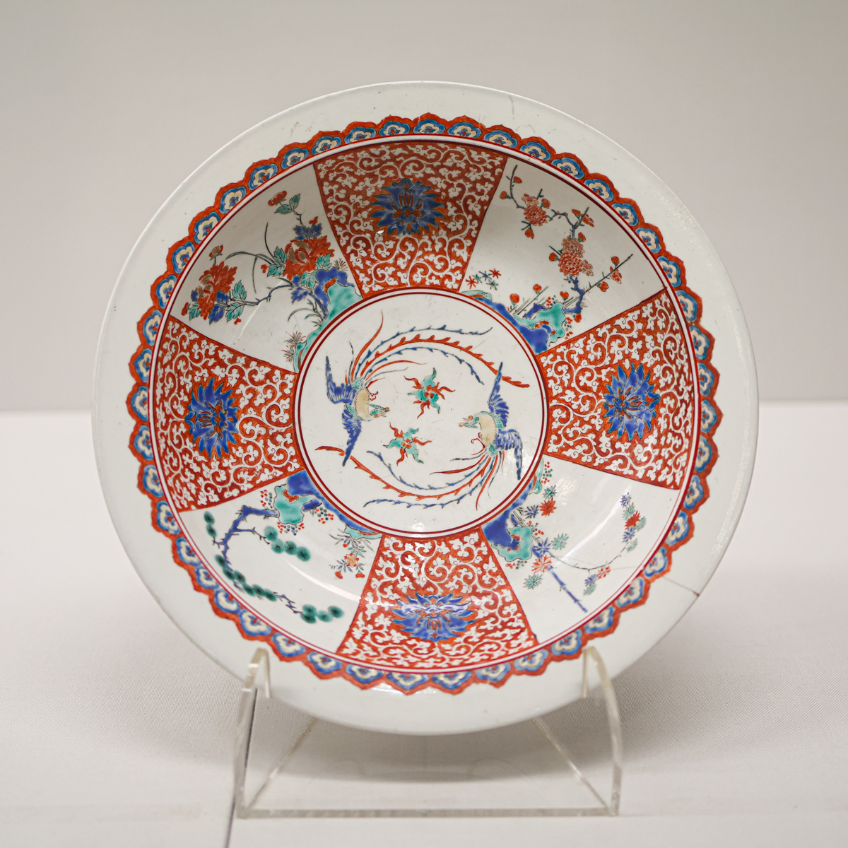 【特集「#KAKIEMON　―伊万里焼柿右衛門の世界―」開催中】
17世紀半ばに生産が始まった輸出向けの #伊万里焼 のひとつに、乳白色の素地に明るい色絵具を使い、余白のある構図で描いた「#柿右衛門様式」と称される磁器があります。