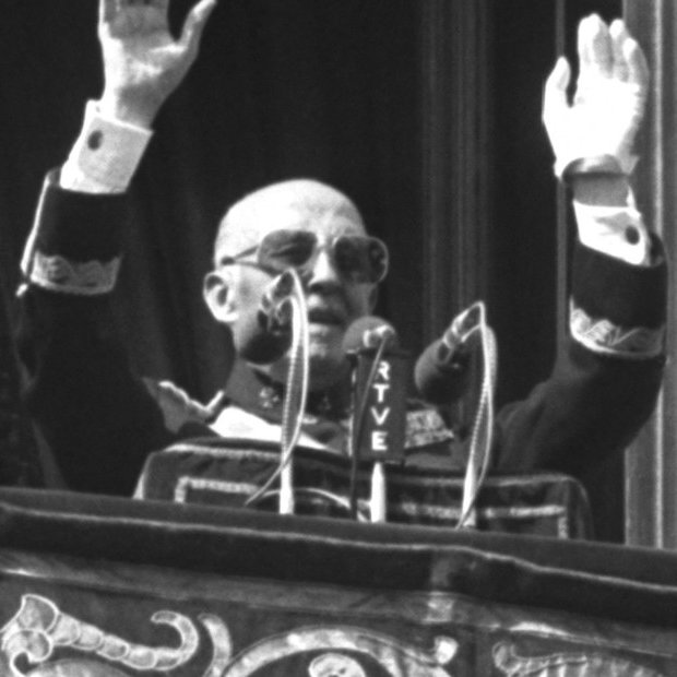 JUAN CARLOS I REVELA QUE PINOCHET LE PIDIÓ SEGUIR “COMO FRANCO” EN 1975

El rey emérito contó que el dictador chileno le sugirió copiar a Franco durante su visita a Madrid para el funeral, pero él optó por seguir el rumbo que querían los españoles.

El relato surge de sus