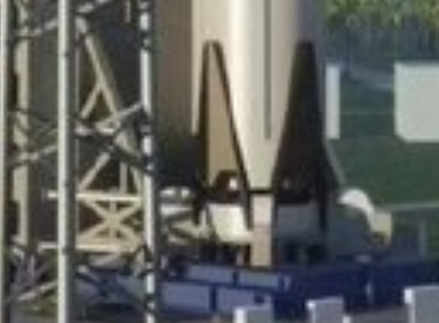 TAbusnardo's tweet image. It&apos;s roughly the same length as the renders and the Longxing 2 hopper
It&apos;s not landing on a barge but on flat land so they don&apos;t need large legs.