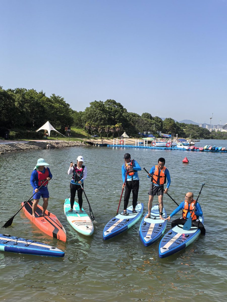 Beilun_media's tweet image. This weekend, everyone is enjoying free experiences of #paddleboarding, #rowing and #kayaking at Meishan #Bay in #Beilun!