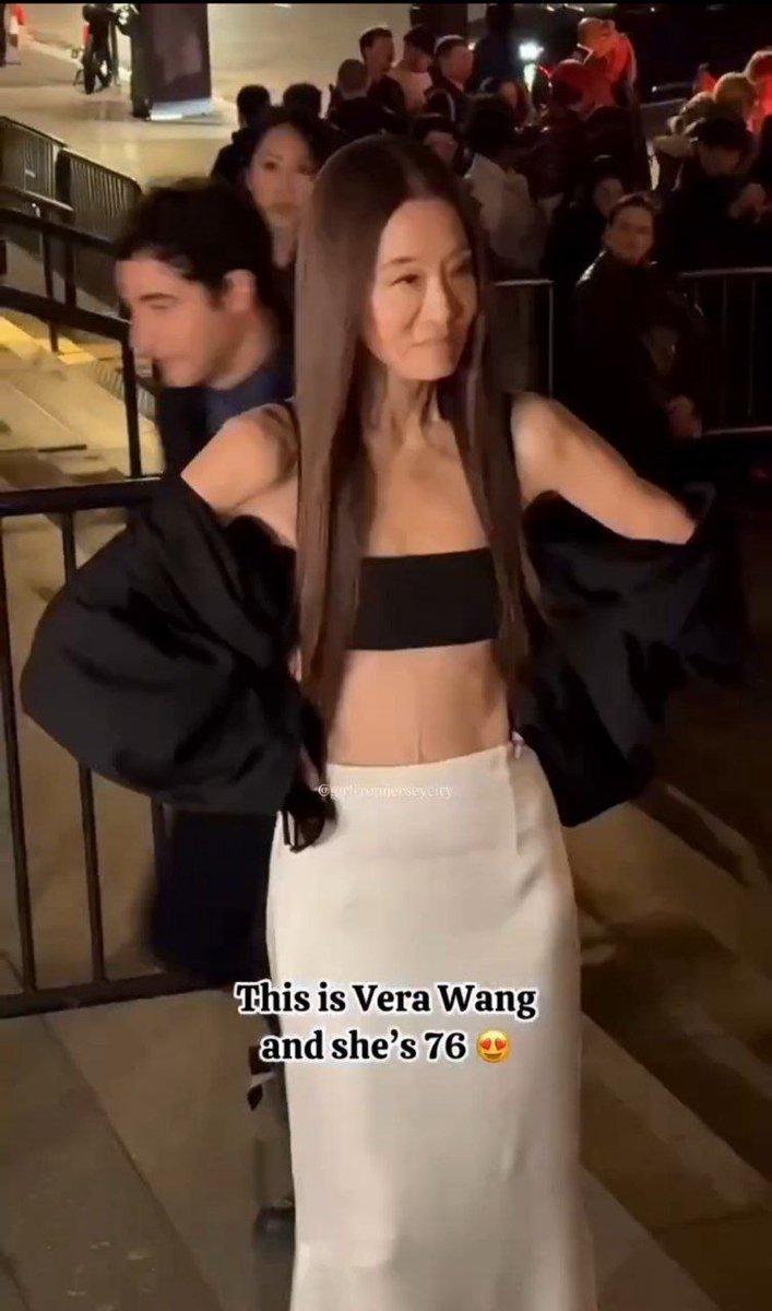 Aaiye मिलते हैं उस उम्र से,

जिसे लोग कहते हैं बुढ़ापा— लेकिन कुछ लोग साबित करते हैं कि
उम्र सिर्फ एक number है.

Vera Wang — 76 साल.
और energy? जैसे 16 की धड़कन. 

ना कोई जादू, ना extreme routine.
सिर्फ कुछ आसान आदतें:

अच्छी नींद
थोड़ा पानी
थोड़ा चलना
थोड़ा self-care &amp;