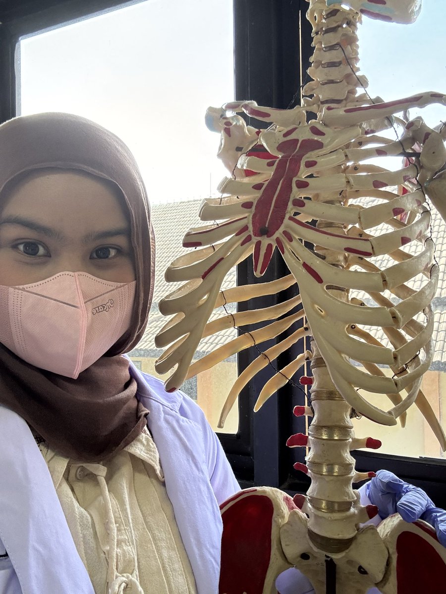 urniecorns's tweet photo. survived my first lab day 😆🥼 https://t.co/7ONOOf1lzU