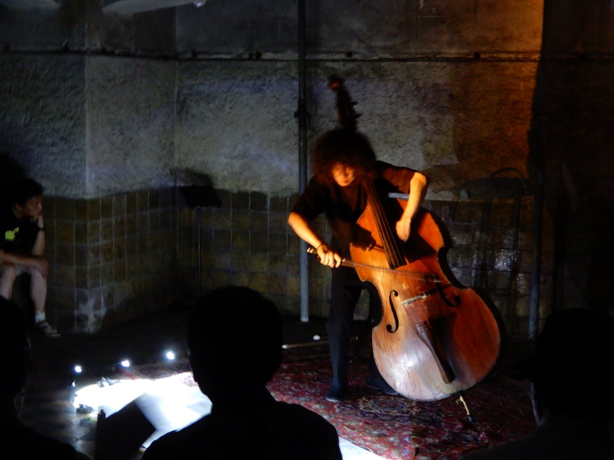 【山本昌史コントラバス・ソロ -The Double Bass Museum-】

3回公演あり、毎回異なるプログラムで演奏され、MCもほとんどなく、暗い地下室でのコントラバス1本と山本さんの60分間は、まさに圧巻でした。