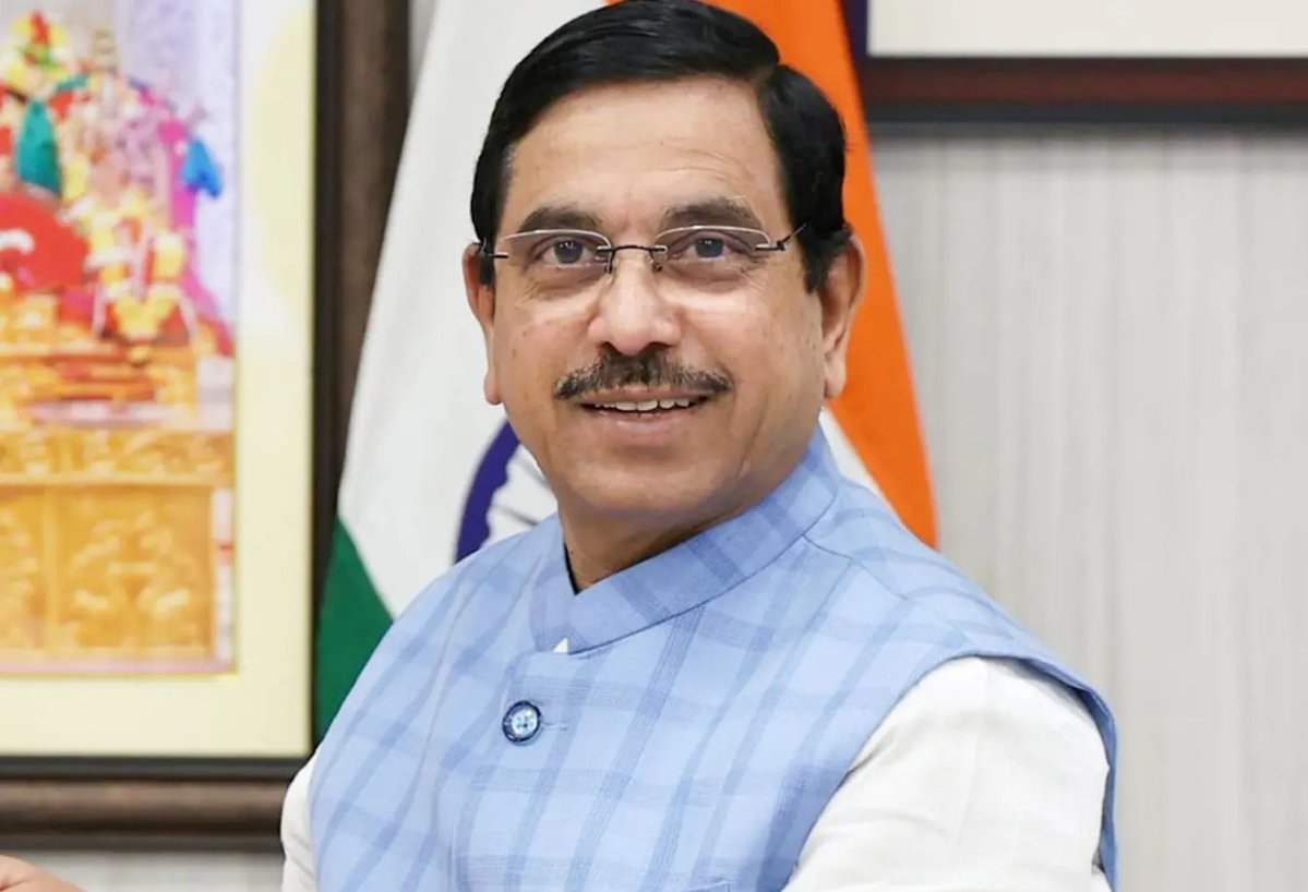 माननीय केन्द्रीय मंत्री श्री प्रल्हाद जोशी जी को जन्मदिवस की हार्दिक बधाई एवं शुभकामनाएँ!

हम ईश्वर से आपके उत्तम स्वास्थ्य, सुखमय जीवन एवं दीर्घायु की कामना करते हैं।
#HappyBirthday <a href="/JoshiPralhad/">Pralhad Joshi</a> Ji