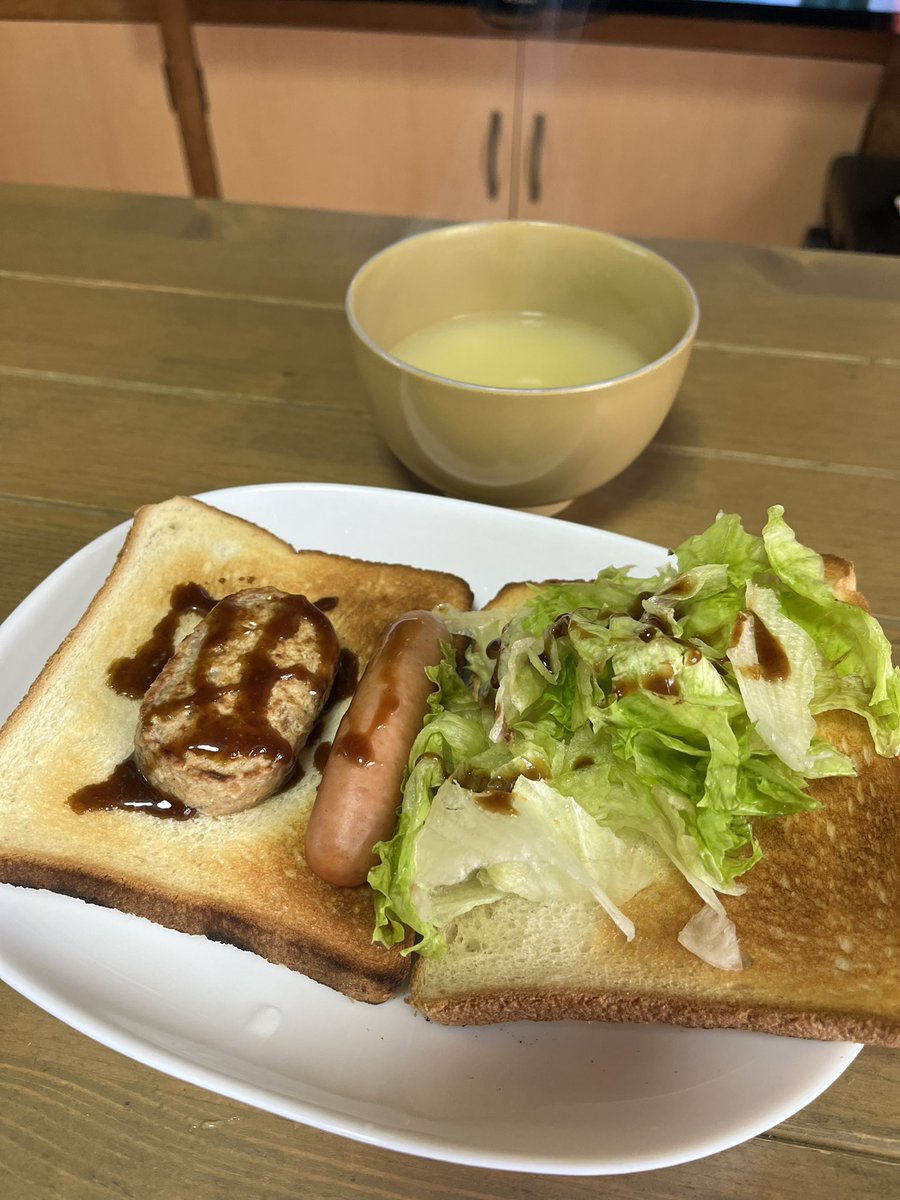 雑すぎ照り焼きバーガー🍔
ソース少なかったけど美味かった🍔