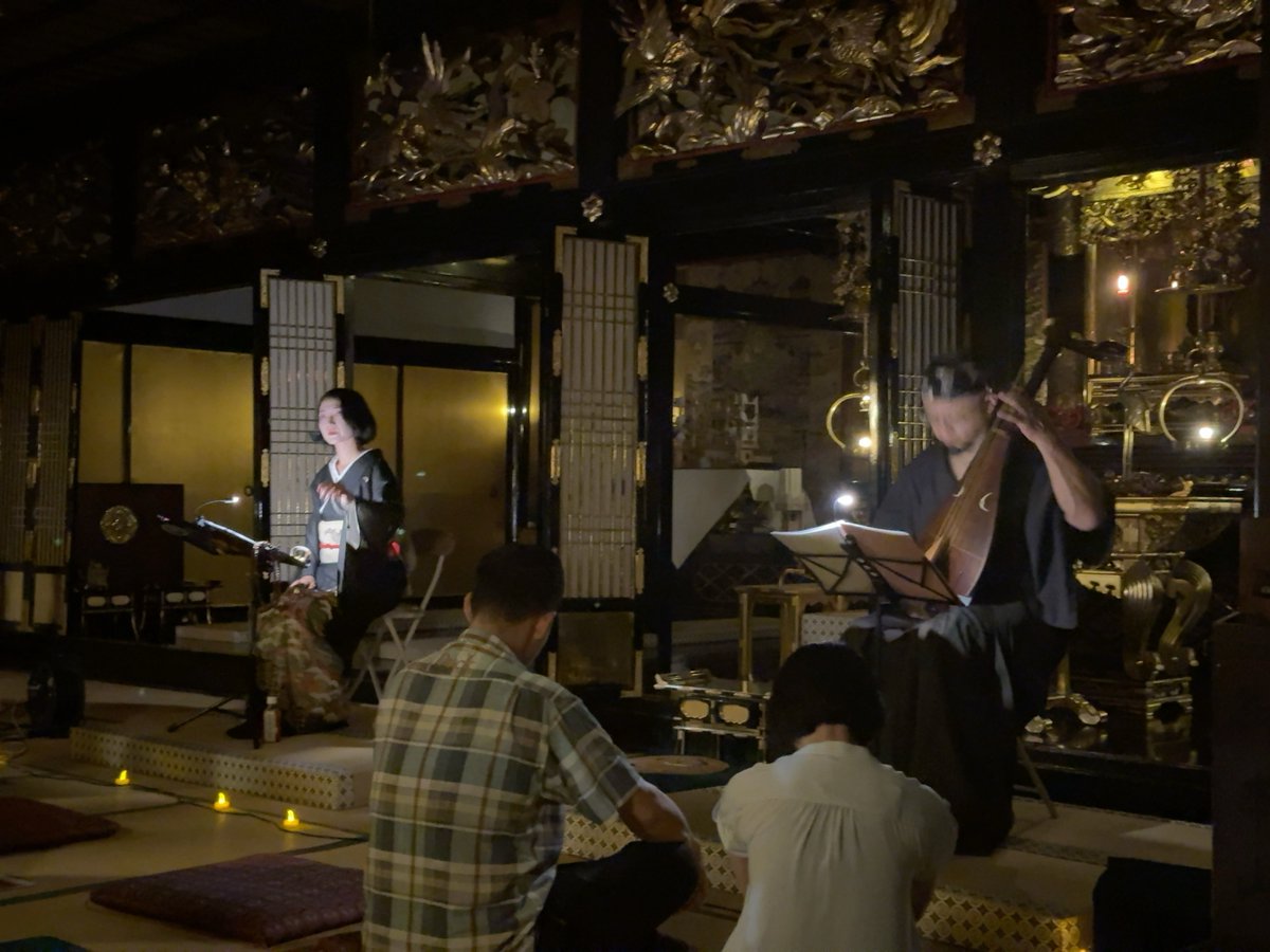 【怪談夜話@鏡花 ―古典怪談―】

東山にある円長寺が会場ということで、夜になってもふらっとのぞきに来られる観光客がたくさんいて、妖しくもとっつきやすい、良い雰囲気が流れていました。

また来年も聞きたいですね！