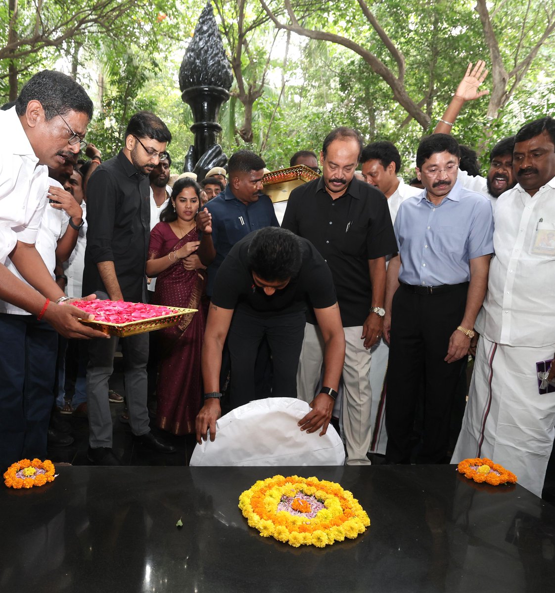 Udhaystalin's tweet image. ஆயிரமாயிரம் ஆண்டுகளாய் கட்டப்பட்ட ஆதிக்கக் கோட்டையினை சுயமரியாதை கருத்துகளால் தகர்த்த &apos;ஈரோட்டு பூகம்பம்&apos; தந்தை பெரியார் அவர்களின் நினைவிடம் சென்று நம் பிறந்த நாளில் மரியாதை செலுத்தினோம்.

பெரியாரியத் தோழர்களின் வாழத்துகளை பெரியார் திடலில் பெற்று மகிழ்ந்தோம்.

தந்தை பெரியார்…