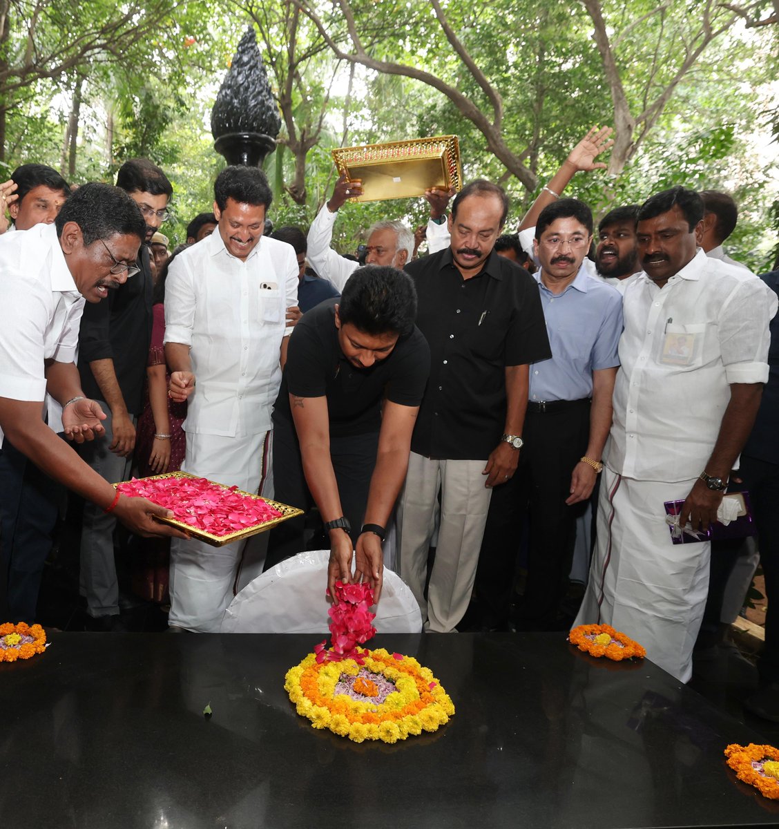 Udhaystalin's tweet image. ஆயிரமாயிரம் ஆண்டுகளாய் கட்டப்பட்ட ஆதிக்கக் கோட்டையினை சுயமரியாதை கருத்துகளால் தகர்த்த &apos;ஈரோட்டு பூகம்பம்&apos; தந்தை பெரியார் அவர்களின் நினைவிடம் சென்று நம் பிறந்த நாளில் மரியாதை செலுத்தினோம்.

பெரியாரியத் தோழர்களின் வாழத்துகளை பெரியார் திடலில் பெற்று மகிழ்ந்தோம்.

தந்தை பெரியார்…