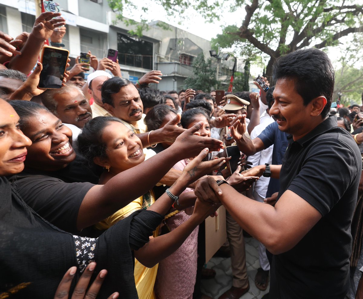 Udhaystalin's tweet image. ஆயிரமாயிரம் ஆண்டுகளாய் கட்டப்பட்ட ஆதிக்கக் கோட்டையினை சுயமரியாதை கருத்துகளால் தகர்த்த &apos;ஈரோட்டு பூகம்பம்&apos; தந்தை பெரியார் அவர்களின் நினைவிடம் சென்று நம் பிறந்த நாளில் மரியாதை செலுத்தினோம்.

பெரியாரியத் தோழர்களின் வாழத்துகளை பெரியார் திடலில் பெற்று மகிழ்ந்தோம்.

தந்தை பெரியார்…