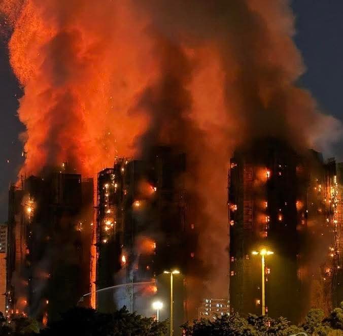 joe_black317's tweet image. โศกนาฏกรรมไฟไหม้ตึกที่ฮ่องกง เสียชีวิตแล้ว 44 ราย สูญหายอีก 279 ราย!!!

เกิดเหตุไฟไหม้ครั้งใหญ่ในเขตไทโป ฮ่องกง ลุกลามข้าม 7 อาคารระหว่างการรีโนเวท

 ทำให้มีผู้เสียชีวิตอย่างน้อย 44 ราย สูญหายกว่า 279 คน และต้องอพยพประชาชนกว่า 900 คน…