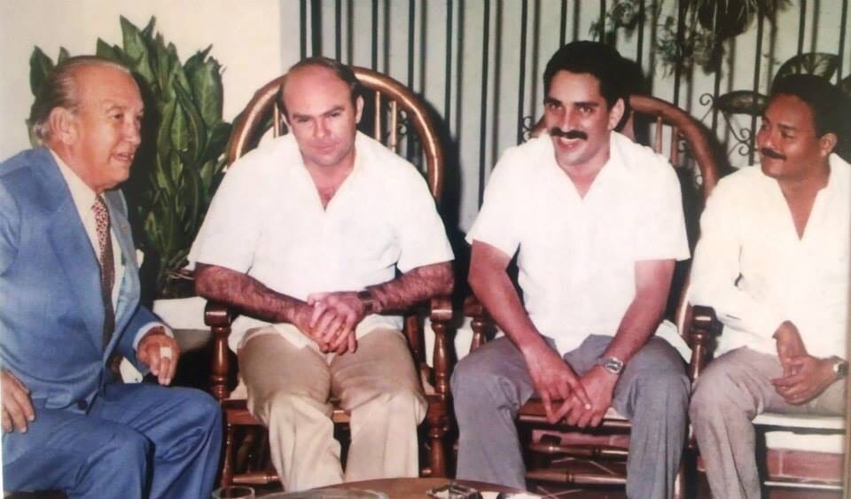 Hoy me enviaron una foto de una visita que me hizo mi querido Pte Antonio Guzmán junto al entonces Secretario de Agricultura Hipólito Mejía, a mi primera casa en El Millón, la cual adquirí con un cheque de 10,000 pesos que me dio el Pte a mi y a mi hno Radhamés Rguez.
Graaacias !