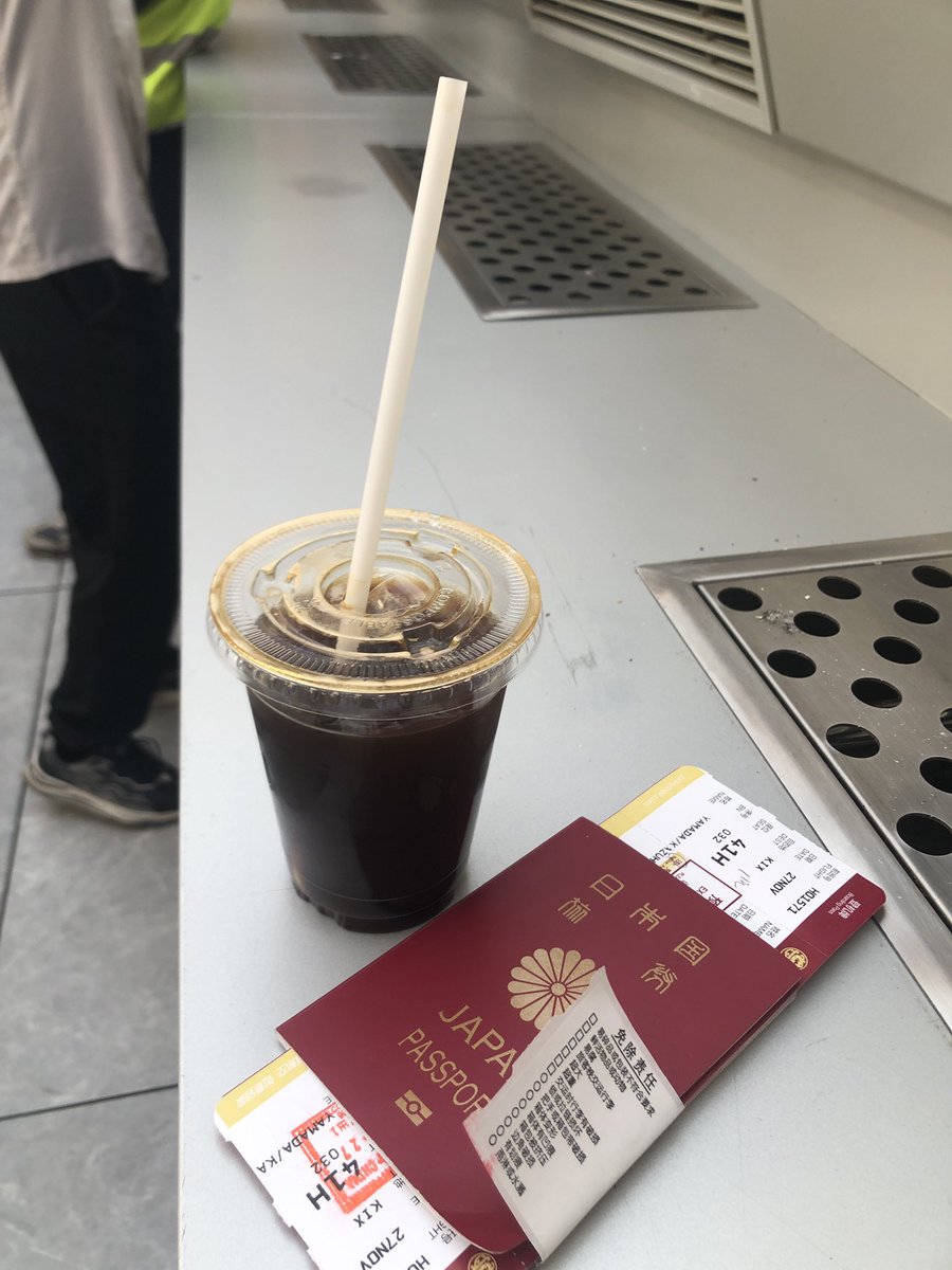 首相の発言で心配したが
無事イミグレ通過
ラウンジ行こうと思ったら
NHのコードシェアじゃ無かった😭
不貞腐れて浦東唯一の喫煙所籠り🚬