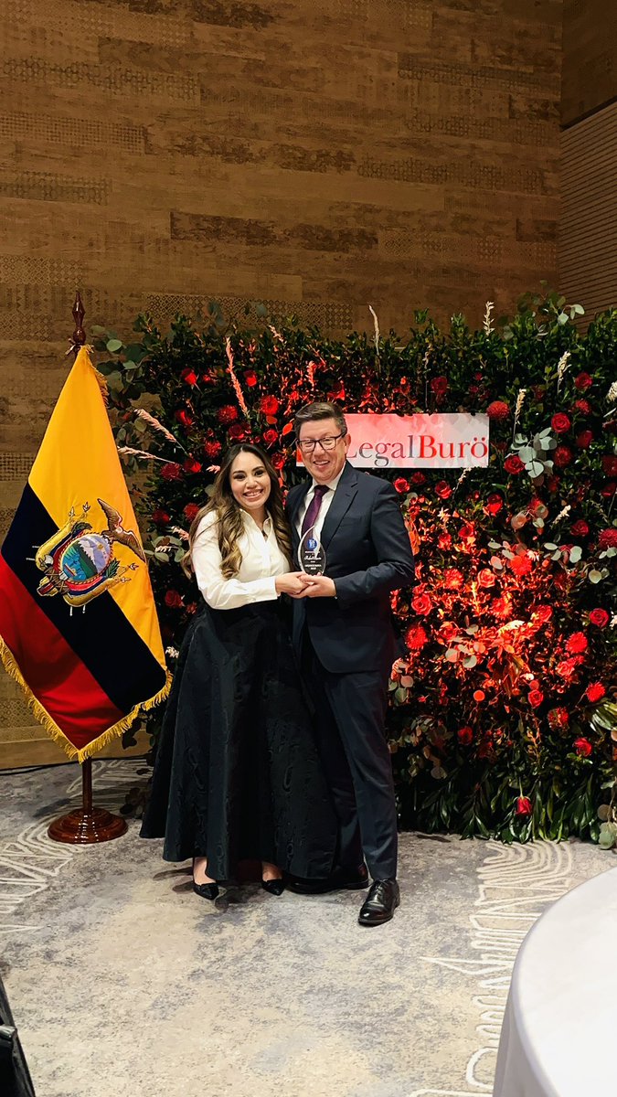 Muy agradecido con <a href="/GabrielaObando/">Gabriela Obando</a>, la <a href="/REDMJE/">Red Multidisciplinaria de Juristas del Ecuador</a> y <a href="/legalburo/">Legal Burö</a> por su extrema generosidad.