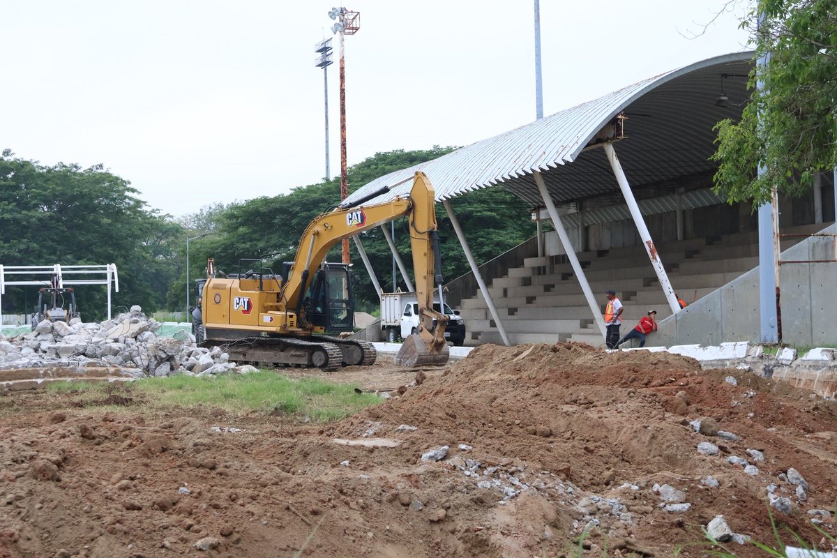 ReporteTab's tweet image. Inicia demolición del patinódromo en Olimpia XXI. 

Gobierno del Estado proyecta nueva pista profesional para realizar competiciones nacionales y entrenar a atletas locales, quienes han conseguido medallas en las últimas competencias.

#Tabasco #RT #Deportes