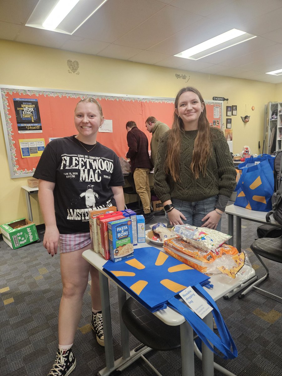 National Honor Society members packed "Everything But The Turkey" bags to provide Thanksgiving meals for 5 GCHS families.

Wishing everyone a very Happy Thanksgiving! 🦃

#1GC