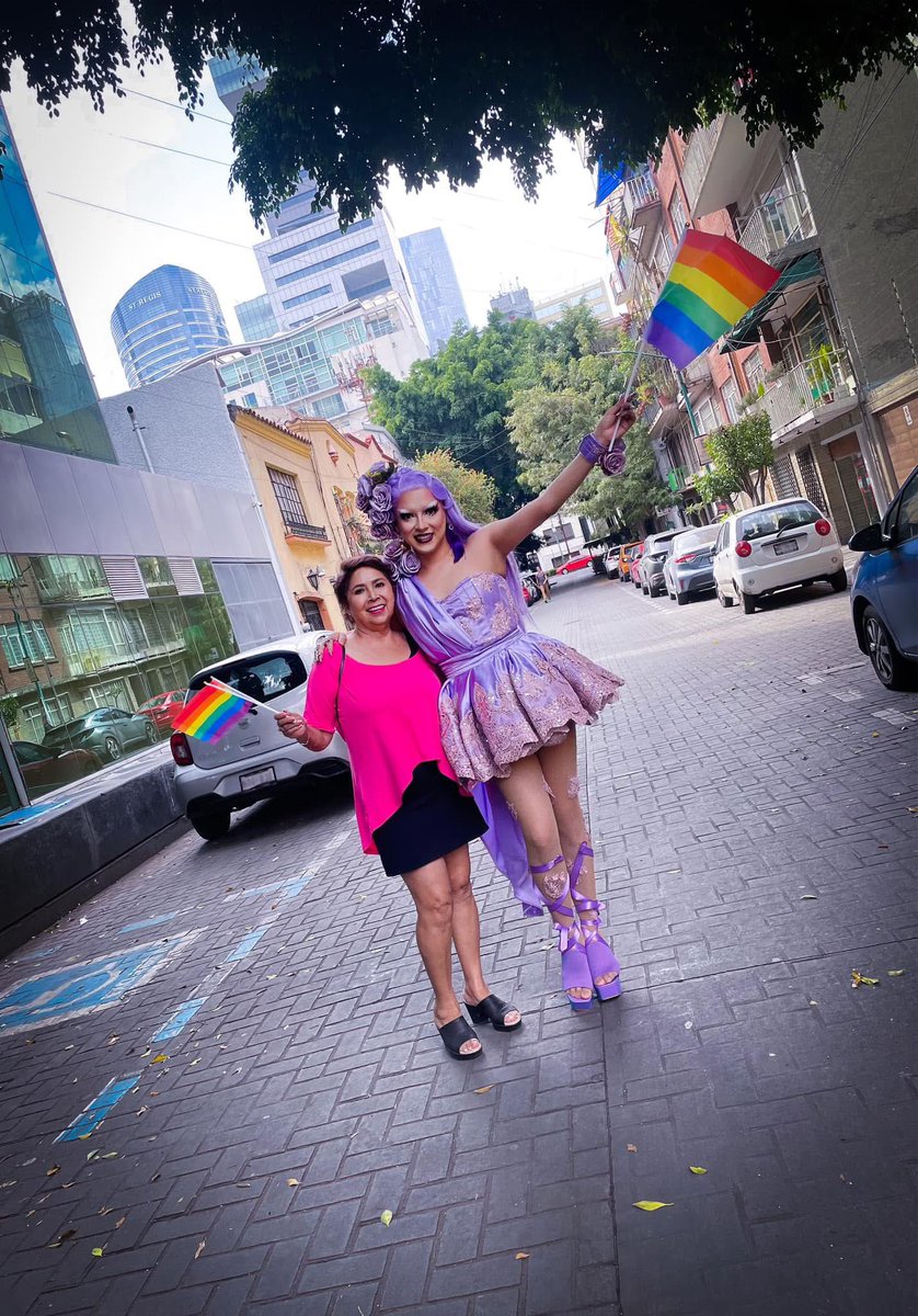 Una presencia que lo hace todo más fácil y bonito.✨👑 gracias a todas esas mamás por el gran apoyo. 💜