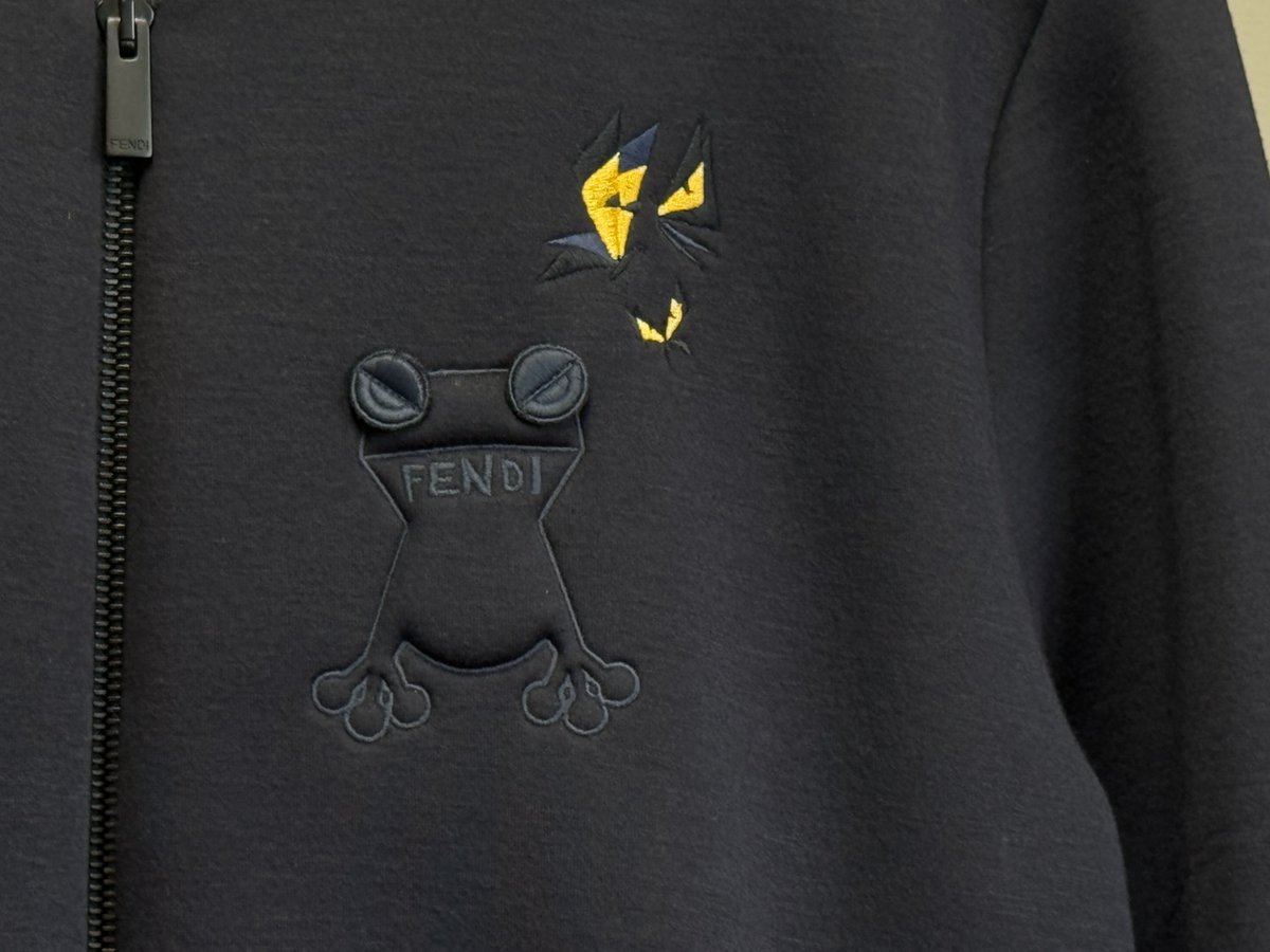美品 FENDI フェンディ ジャケット ブルゾン エンボスロゴ ブラック 黒 美品 FENDI フェンディ ジャケット ブルゾン エンボスロゴ ブラック 黒