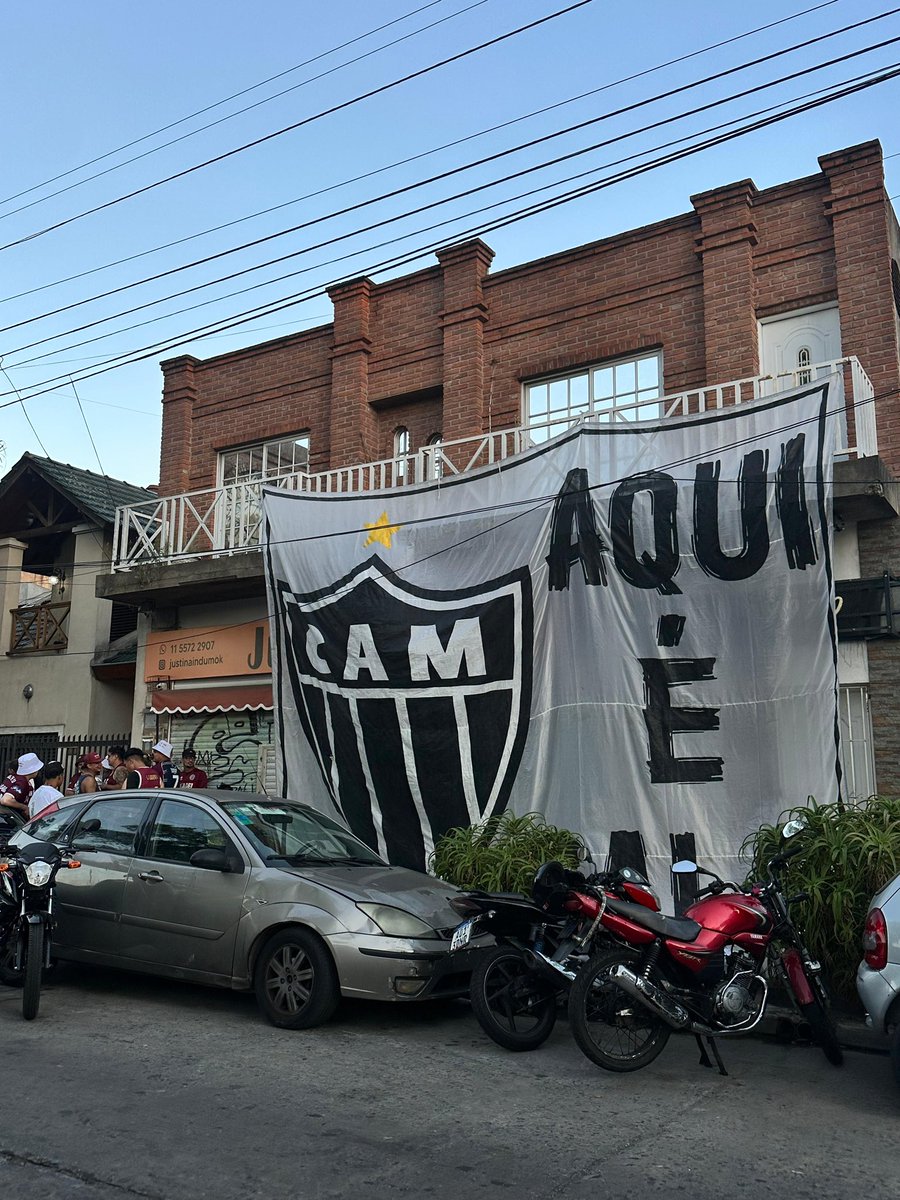 Barras_LATAM's tweet photo. 🇦🇷🇵🇾🇧🇷 La gente de Lanús con trapo robado a Atlético Mineiro https://t.co/iXfXF8nPtB