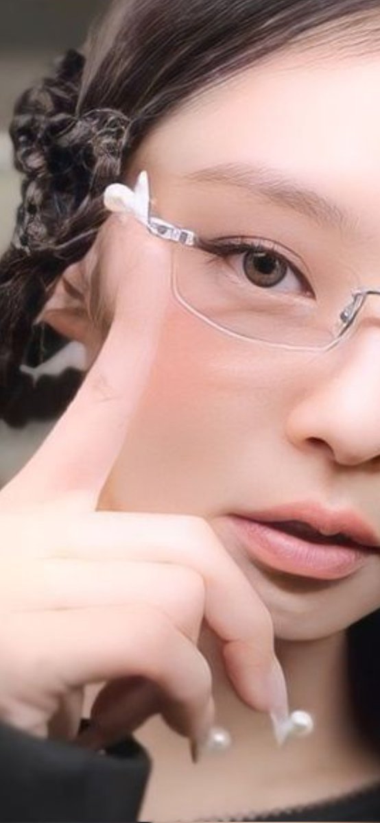 Gguukh1's tweet image. O dedo dela nem aparecendo de tanta edição