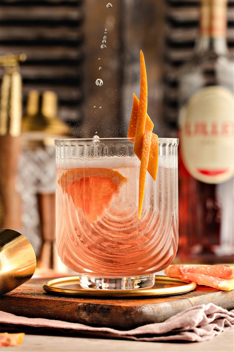 A Lillet Rosé spritz for the opening minutes before dinner. Light, floral, citrus-sharp, and cold enough to steady the room. Three ingredients, one swirl, and the mood shifts softer. #NoblePig Recipe: noblepig.com/lillet-rose-sp…