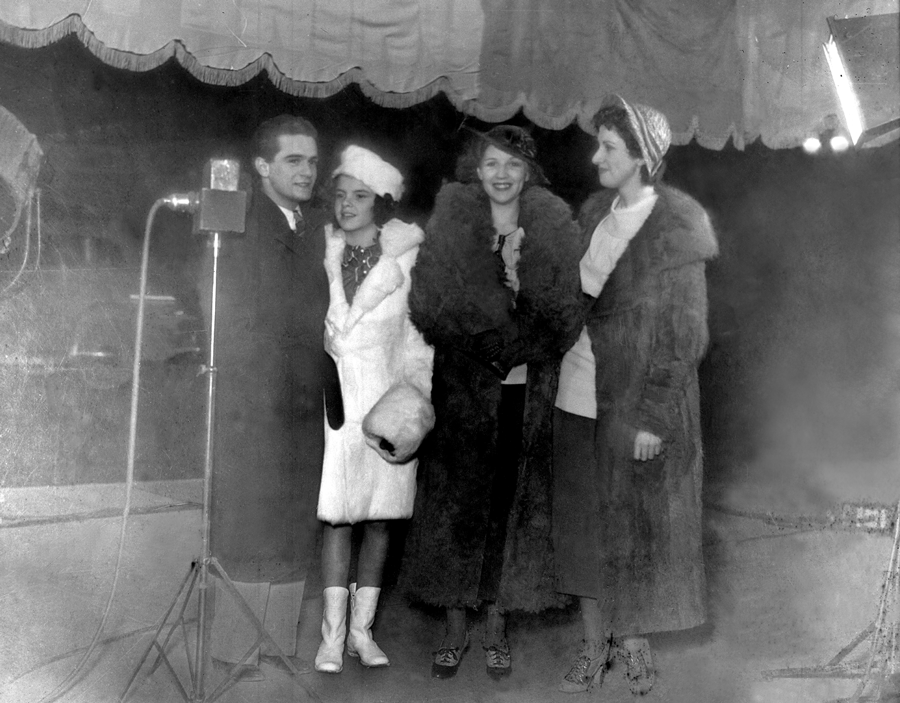 TheJudyRoom's tweet image. November 26, 1935: Another early assignment for MGM&apos;s new contract player, Judy Garland. She attended the opening of the new Max Factor Studio in Los Angeles.  With Judy are Frankie Darro and (L-R) Virginia and Mary Jane Gumm.

#judygarland #maxfactor #thejudyroom