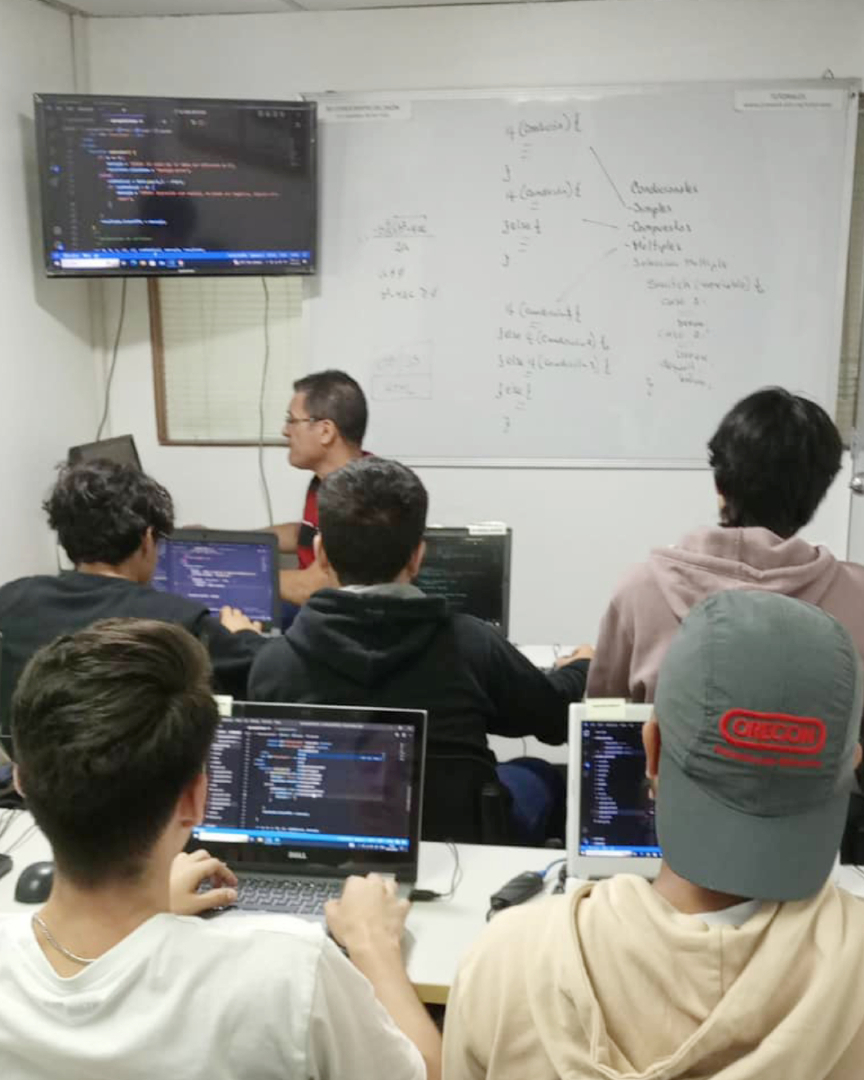 desarrollate's tweet image. Nuestros estudiantes creando sus proyectos con nosotros en #uneweb #programacionweb #diseñografico #inteligenciaartificial #ciberseguridad #venezuela Clases online o presencial Link en la BIO, escríbenos