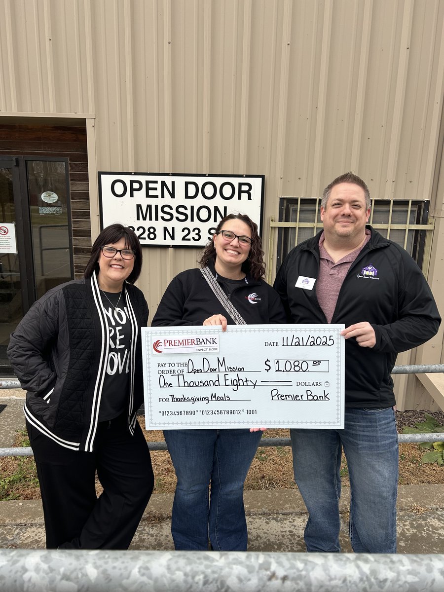 OpenDoorMission's tweet image. A HUGE thank you to Premier Bank for their generous donation! Because of your kindness, families in our community who are facing tough times this season will enjoy a full Thanksgiving meal.🦃❤️ #Thankful #CommunityStrong”