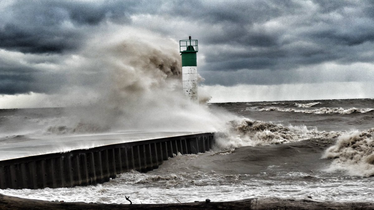 StormTrackMurph's tweet photo. Port Bruce - Lake Erie was angry! Wed Nov 26 2025 @Onstormtracker @LFPress @weathernetwork #lakeerie @CTVLondon #ldnont https://t.co/tuinwttznj