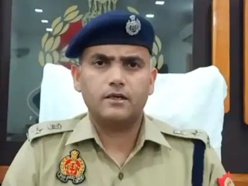 Nirajbabu121's tweet image. उत्तर प्रदेश के अलीगढ़ में 
#SSP #नीरज_जादौन यानी 
(यदुवंशी वैदिक क्षत्रिय ब्राह्मण परिवार) 
मंगलवार रात SSP सादी वर्दी में अकेले ही शराब वाली गली में छापेमारी करने पहुंच गए। उन्होंने शराबियों की टेबल से बोतल उठा ली। यह देखते ही शराब पी रहे लोग भड़क गए। कहा- ये क्या बदतमीजी है,…