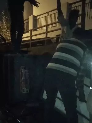 Nirajbabu121's tweet image. उत्तर प्रदेश के अलीगढ़ में 
#SSP #नीरज_जादौन यानी 
(यदुवंशी वैदिक क्षत्रिय ब्राह्मण परिवार) 
मंगलवार रात SSP सादी वर्दी में अकेले ही शराब वाली गली में छापेमारी करने पहुंच गए। उन्होंने शराबियों की टेबल से बोतल उठा ली। यह देखते ही शराब पी रहे लोग भड़क गए। कहा- ये क्या बदतमीजी है,…