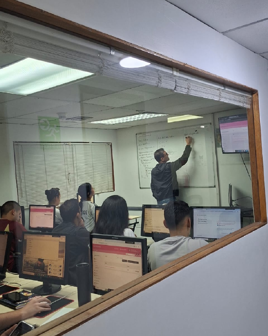 desarrollate's tweet image. Nuestros estudiantes creando sus proyectos con nosotros en #uneweb #programacionweb #diseñografico #inteligenciaartificial #ciberseguridad #venezuela Clases online o presencial Link en la BIO, escríbenos