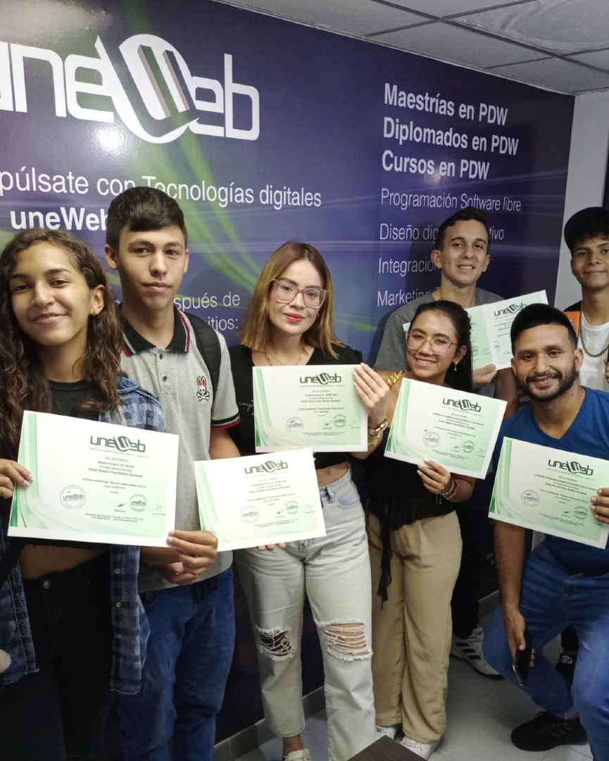 desarrollate's tweet image. Nuestros estudiantes creando sus proyectos con nosotros en #uneweb #programacionweb #diseñografico #inteligenciaartificial #ciberseguridad #venezuela Clases online o presencial Link en la BIO, escríbenos