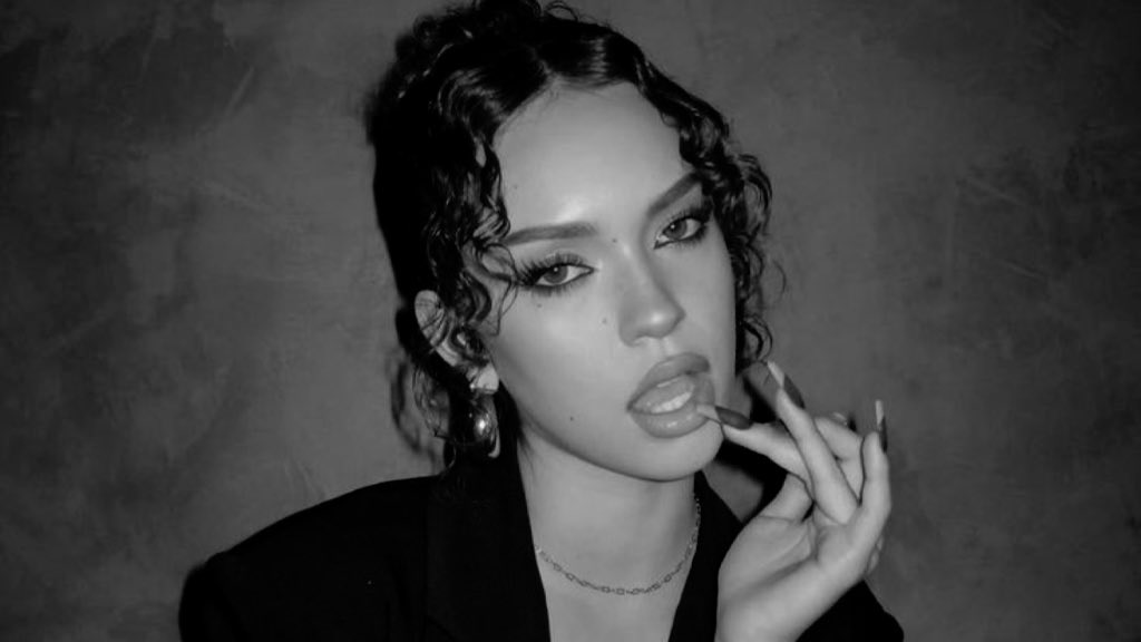 danisbrina's tweet image. — sodani superbat smau —

⤷  a corporate expansion, a city under fire, and two girls who don’t realize their crushes and grudges are aimed at the same person