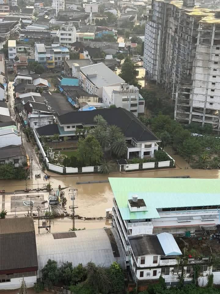 สภาพเมืองหาดใหญ่เช้าวันนี้ บางพื้นที่น้ำเริ่มลด ระบบน้ำ ไฟฟ้า บางจุดยังใช้ไม่ได้

#น้ําท่วมหาดใหญ่