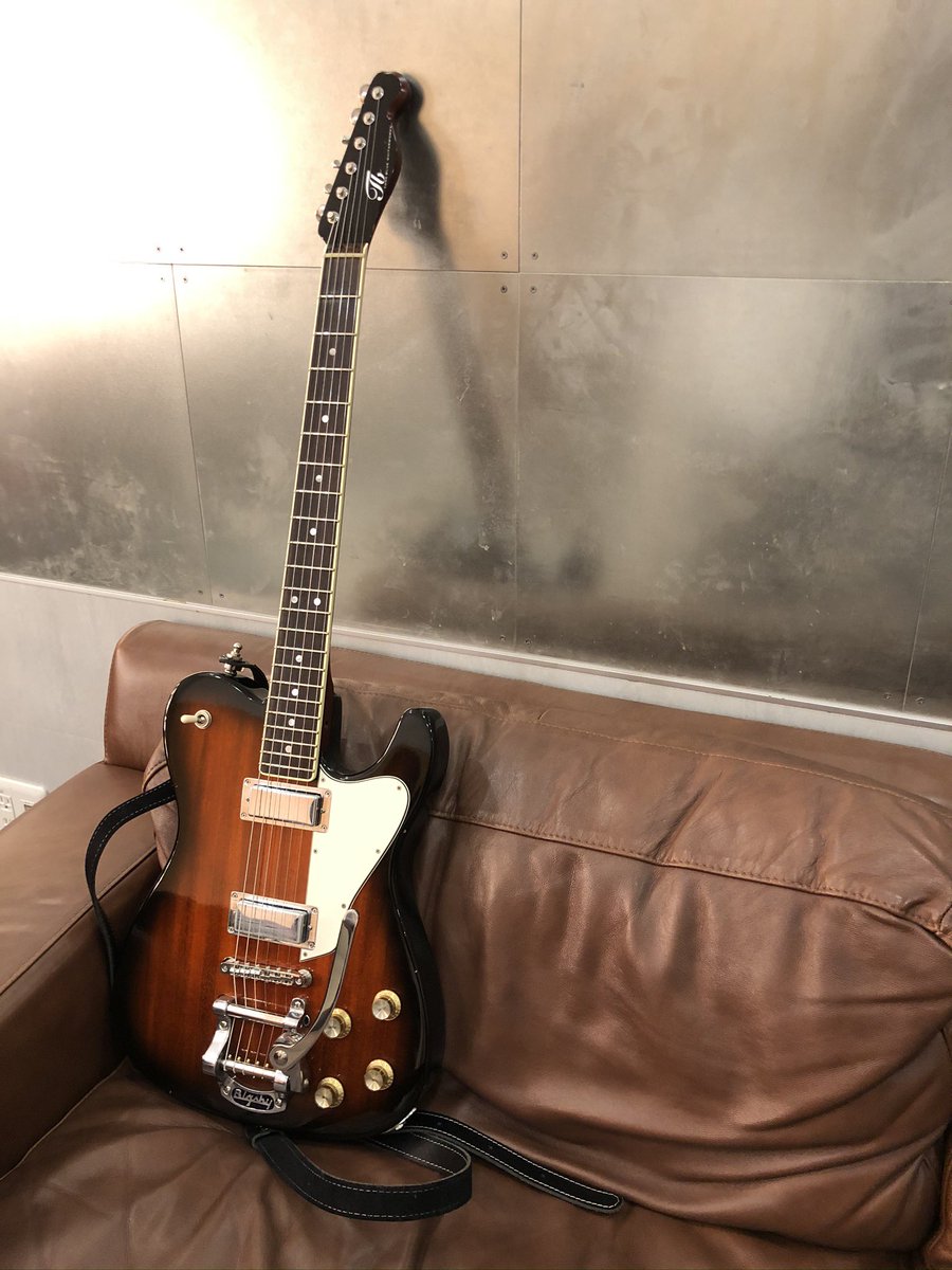 kusakarix's tweet photo. かれこれ8年愛用させていただいてます

TB Guitarworks 社製のテレギブ🎸

音は甘く枯れたロックサウンドで弾きごこちも抜群!! ピッチ感も絶妙に気持ちいいです

そしてなんと!!この8年間過酷な環境の中1度も故障した事がない神ギターであります!!!
(製作者　榎本卓司)

これからも一緒にがんばります https://t.co/u2Vsljipco