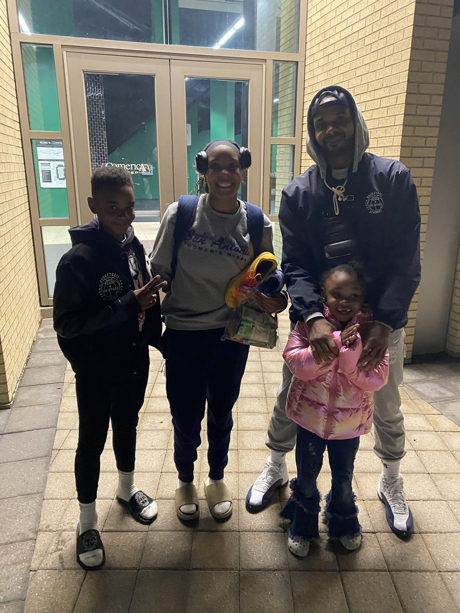 MarcRenelique's tweet image. #WednesdayVibes ❤️🏀 Always Nice Catching Some Great College Basketball 🏀… Nice catch in up with Our Academy DAY 1 Killer… Senior Year Go out With a Bang ‼️ @EreaunaH