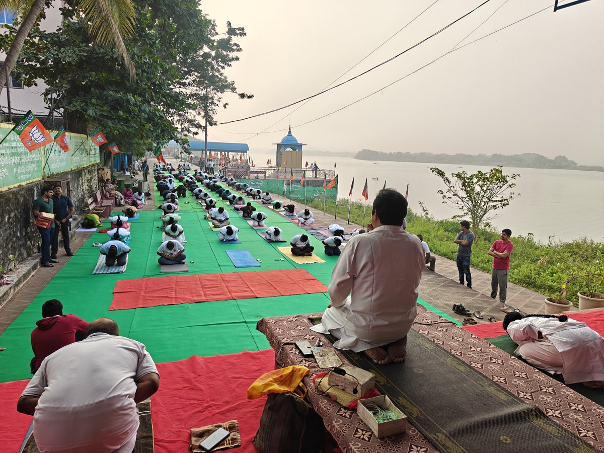 రాజమహేంద్రవరంలో జరుగుతున్న గోదావరి జోన్ మండల అధ్యక్షుల ప్రశిక్షణవర్గలో భాగంగా ఉదయం గోదావరి నది తీరాన యోగా.
#yoga
#PrashikshanaVarg