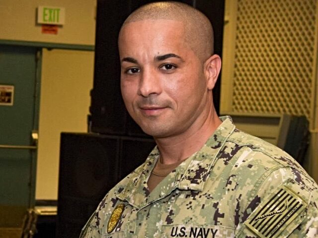 MarinaMedvin's tweet image. 47-year-old Master-at-Arms 1st Class Jeffrey Diaz of Florida lost his life as a hero after jumping into dangerous waters to rescue two children who were struggling in the high surf of Waiapua’a Bay. The children were able to make it out but Diaz did not. He was serving at the…