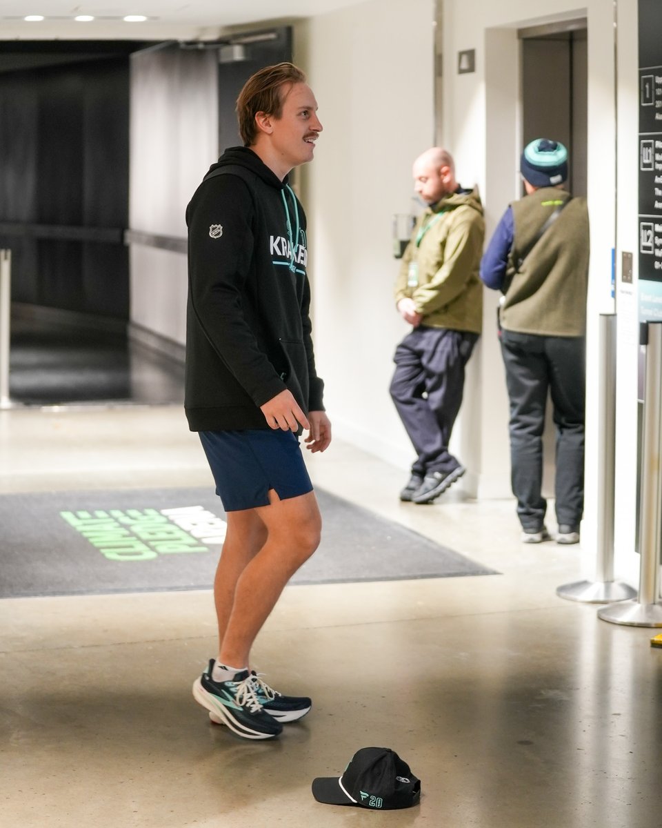 SeattleKraken's tweet photo. just kickin' it before puck drop ⚽️ https://t.co/Zrbvc9WlyT