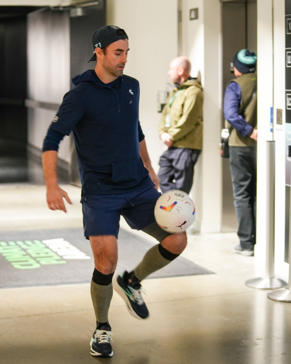 SeattleKraken's tweet photo. just kickin' it before puck drop ⚽️ https://t.co/Zrbvc9WlyT