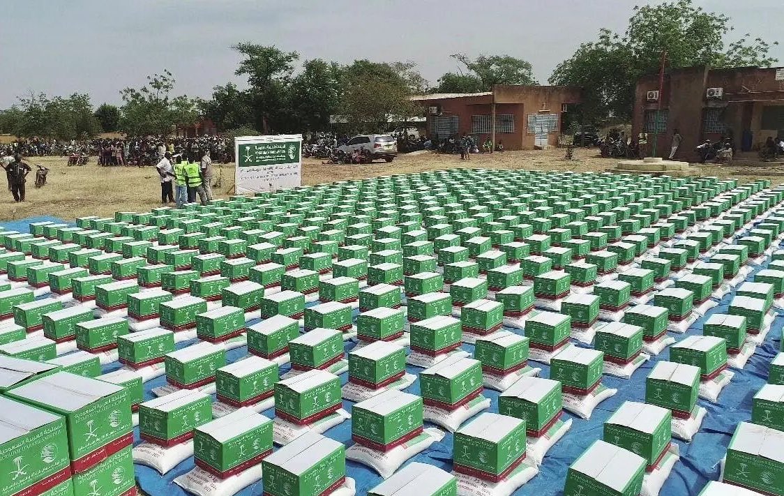 خطوة أكبر من الإغاثة نفسها… خطوة بتزرع طمأنينة بقلوب الناس حول العالم السعودية توزع مساعدات إغاثية ضخمة على المحتاجين في بوركينا فاسو 🇸🇦❤️