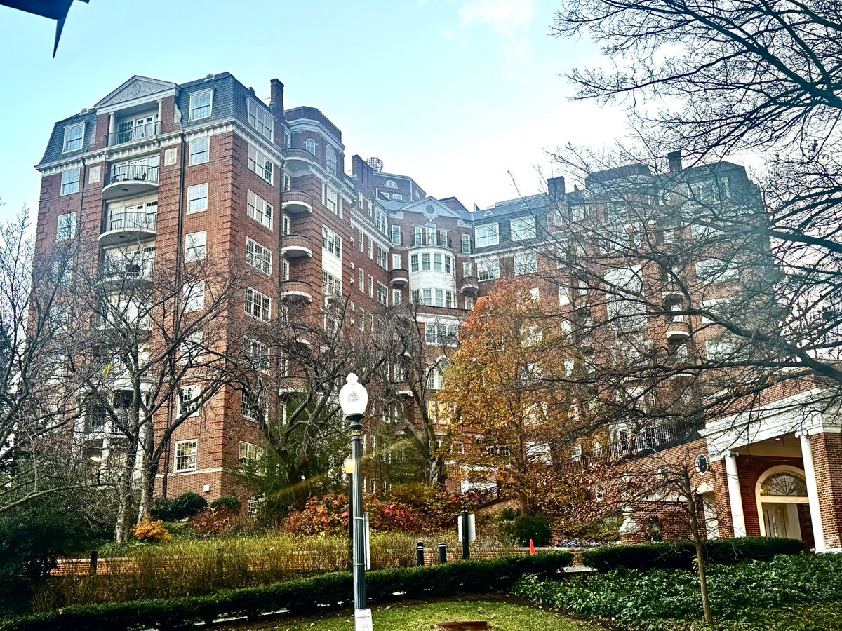 低層の重厚なマンション大好き。こっちには好きなタイプのapartmentがたくさんあるのに、近所だと色々怖くて載せられない😅が、Thanksgivingの休暇でお出かけした先に素敵なところがあったので❤︎もとはマリオットだったところをリノベして邸宅にしたみたい。