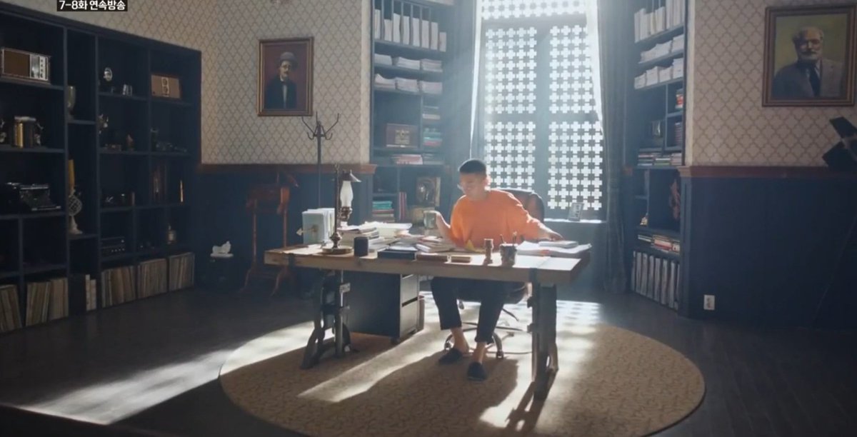 BluKimchiKdrama's tweet image. I love how Han Seju's house is covered in books. It's like living in your own library. 

#ChicagoTypewriter #YooAhIn