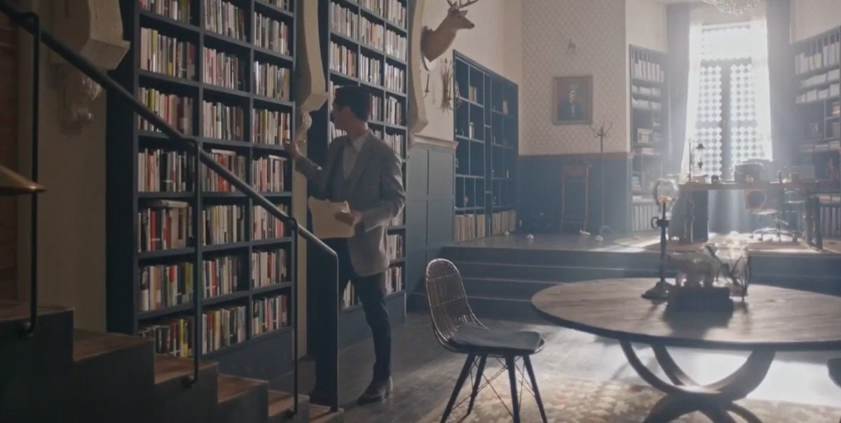 BluKimchiKdrama's tweet image. I love how Han Seju's house is covered in books. It's like living in your own library. 

#ChicagoTypewriter #YooAhIn