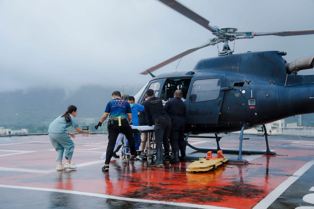 junepopo29's tweet image. เคลื่อนย้ายคนไข้จากชั้น3ไปลานฮอล์ชั้น12 ไม่มีลิฟต์ ขึ้นบันได แข่งกับเวลา ทุกวินาทีคือชีวิตคนไข้ ขาอ่อนแรงไม่ได้เลย #น้ําท่วมหาดใหญ่