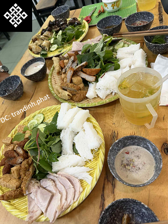 Phat8Web3's tweet image. Last night, I had Bun Dau Mam Tom

Main components on the platter:
Fresh rice noodles
Fried tofu
Green rice pork sausage
Fried pork rolls
Boiled pork
Fresh vegetables (Perilla leaves, lettuce, sliced cucumber,..)
..
@ritualfnd @RitualVietnam @ritualnet @Jez_Cryptoz @joshsimenhoff