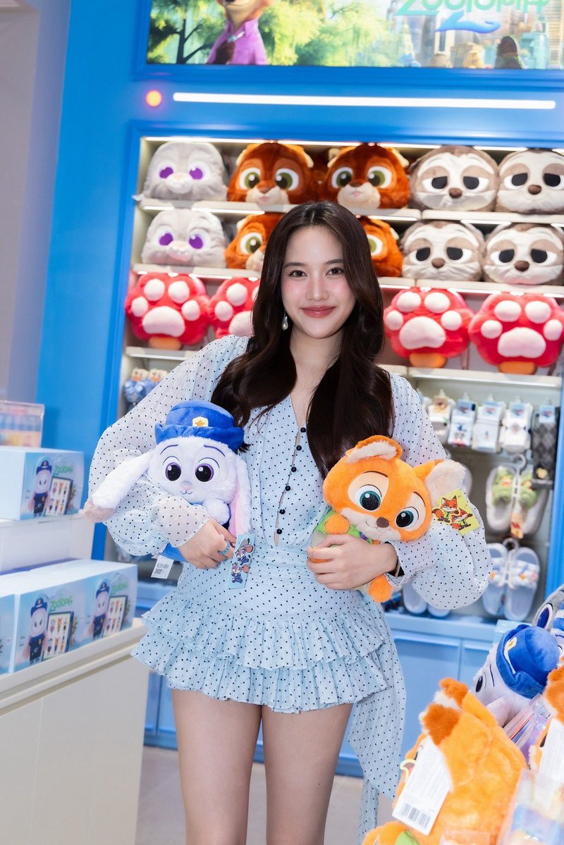 TalkinTrend's tweet image. ฟรีน สโรชา สุดตื่นเต้น! MINISO Flagship Store พลิกนนทบุรีเป็น &apos;อาณาจักรของสะสม&apos; บรรยากาศแฟนคลับคึกคักตั้งแต่เปิดประตู

#srchafreen #ฟรีนสโรชา 
#MinisoXFreenSarocha
#MINISO

ปรากฏการณ์แห่งความสุขและจักรวาลของสะสมลิขสิทธิ์แท้ได้เปิดฉากขึ้นอย่างเป็นทางการแล้ว เมื่อ MINISO (มินิโซ)…