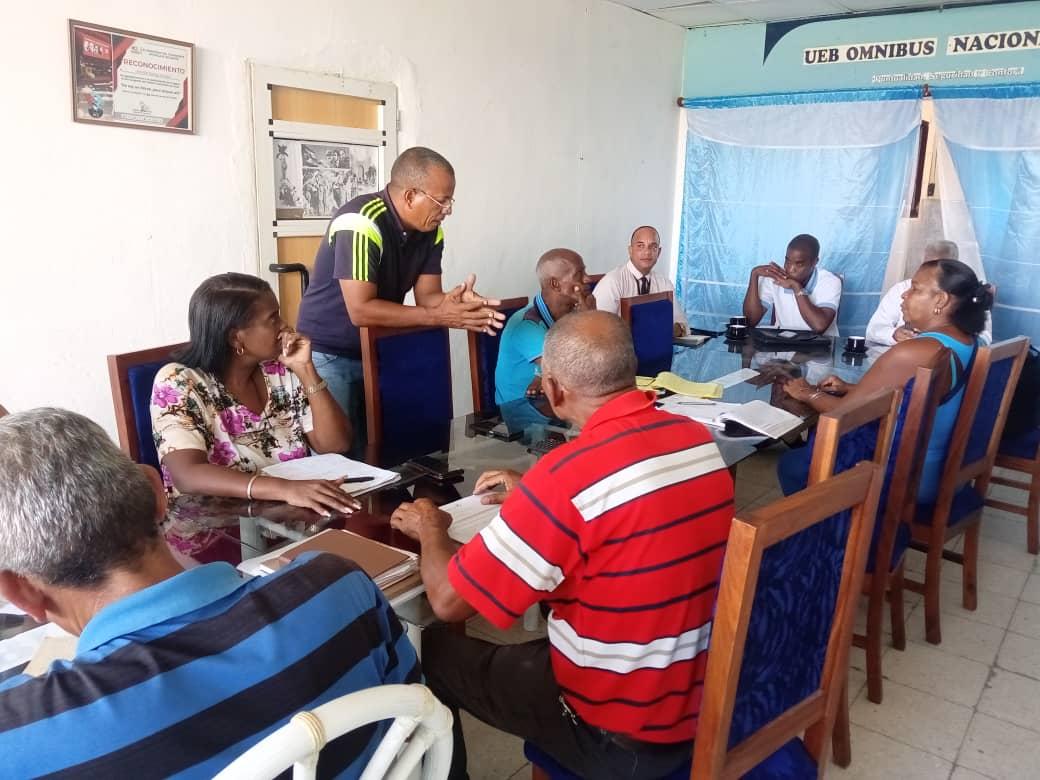 omnibusnstgo's tweet image. Visita de recorrido del director de la Empresa de Ómnibus Nacionales a la UEB Santiago de Cuba.